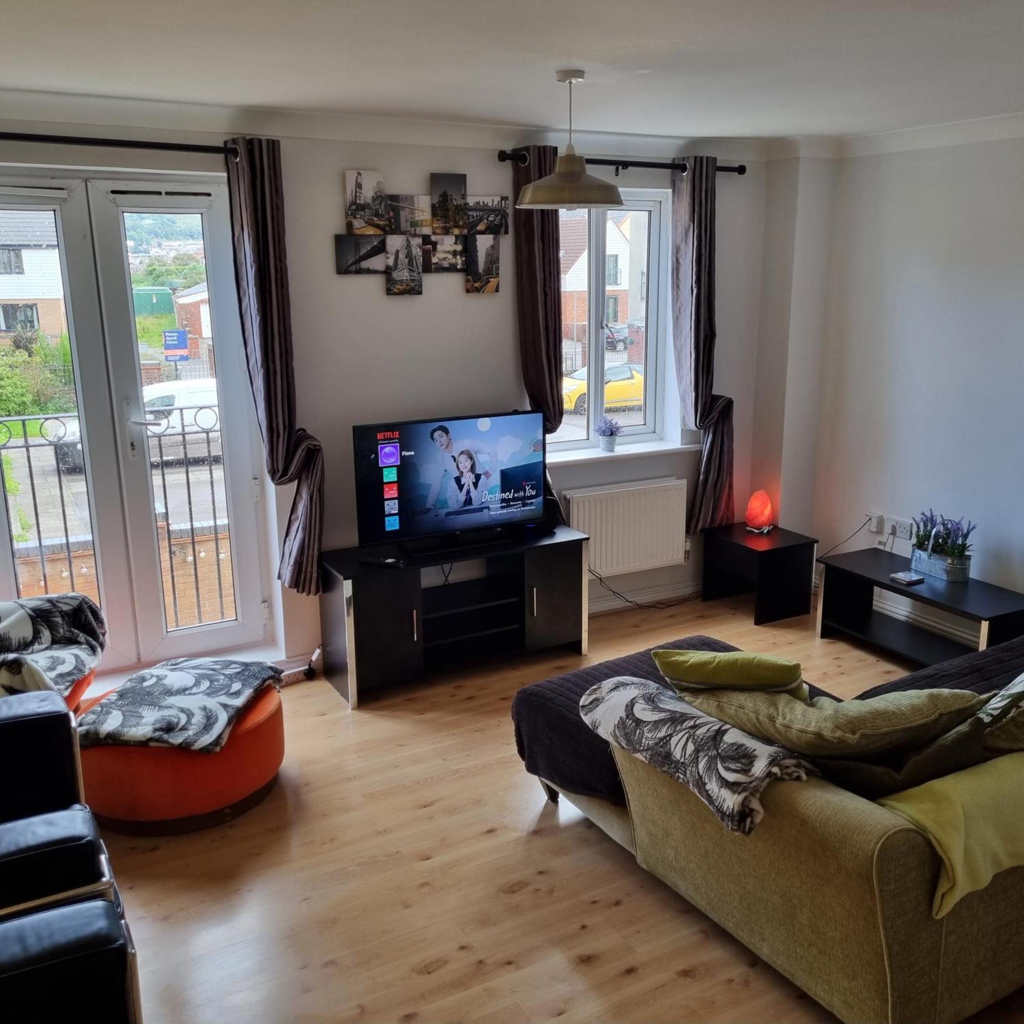Driftmark Beachfront Location Aberavon Sea Views Large Driveway Parking Private Site Fibre Optic Wi Fi Holiday home Port Talbot