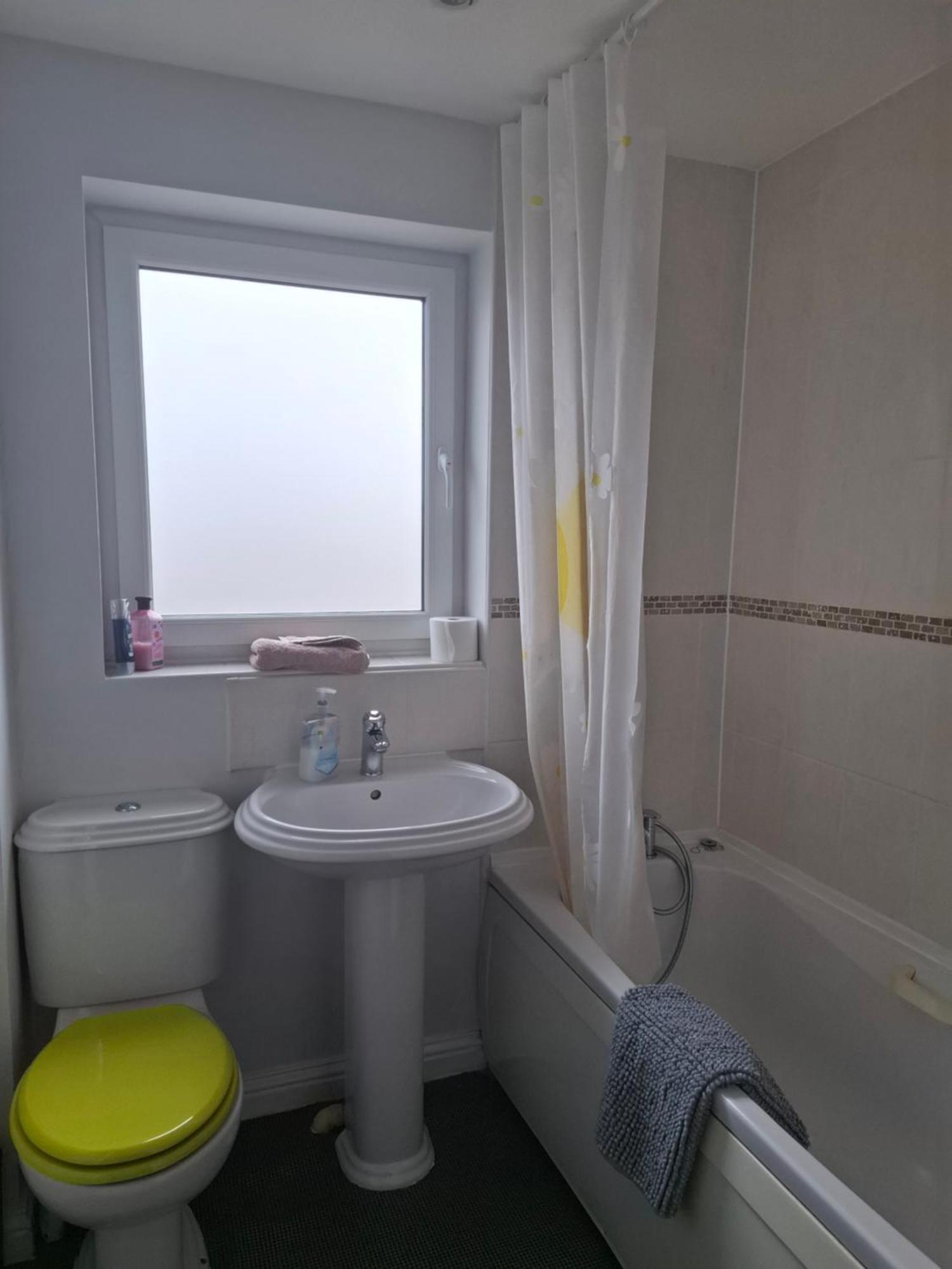 Driftmark Beachfront Location Aberavon Sea Views Large Driveway Parking Private Site Fibre Optic Wi Fi Holiday home *